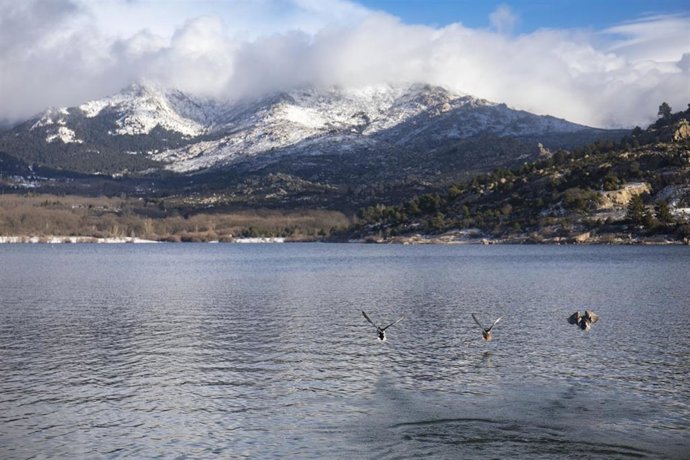 Archivo - El Pico de La Maliciosa nevado, en Navacerrada, Madrid 