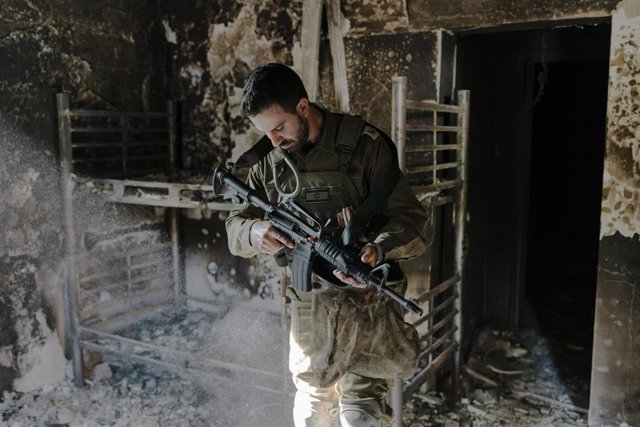 Archivo - October 30, 2023, Kibbutz Nir Oz, Israel: An Israeli soldier in a house in a kibbutz in southern Israel, near the Israeli-Gaza border, after the October 7 Hamas attack.