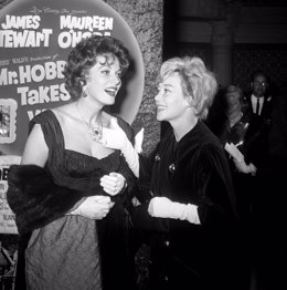 Archivo - June 15, 1962, Los Angeles, California, USA: American actress MAUREEN O'HARA (L) and British actress GLYNIS JOHNS at the premiere for the movie 'Mr Hobbs Takes a Vacation.'