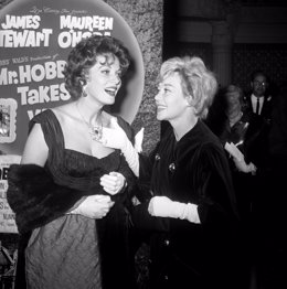 Archivo - June 15, 1962, Los Angeles, California, USA: American actress MAUREEN O'HARA (L) and British actress GLYNIS JOHNS at the premiere for the movie 'Mr Hobbs Takes a Vacation.'