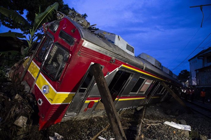 Archivo - Imagen de archivo de un accidente de tren en Indonesia