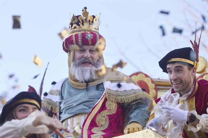 Archivo - Detalle del Rey Melchor durante la cabalgata de Reyes Magos de 2023.