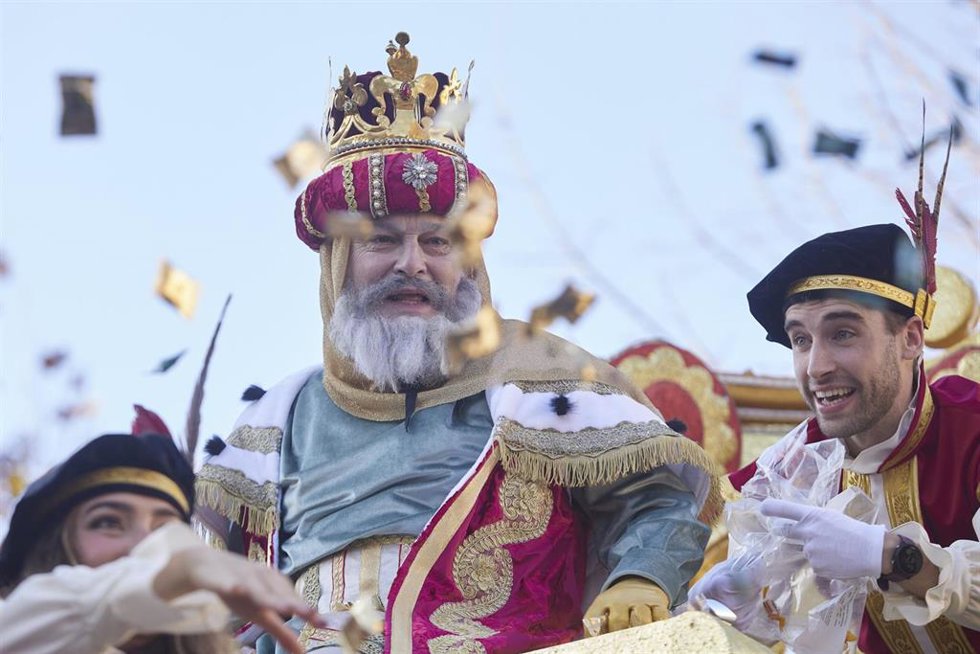Archivo - Detalle del Rey Melchor durante la cabalgata de Reyes Magos de 2023.