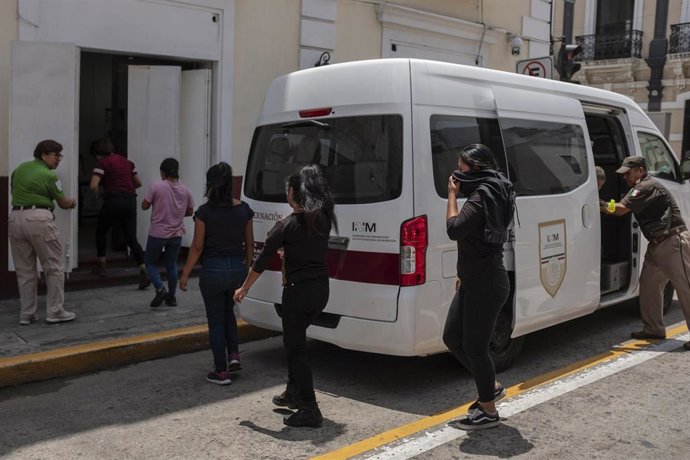 Archivo - Imagen de archivo de migrantes rescatados de un vehículo aparcado entregados al Instituto Nacional de Migración