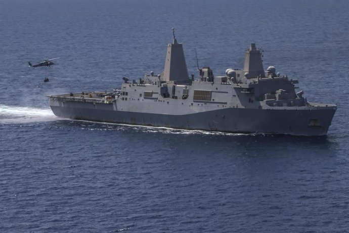 Archivo - Barco de guerra estadounidense en el mar Rojo