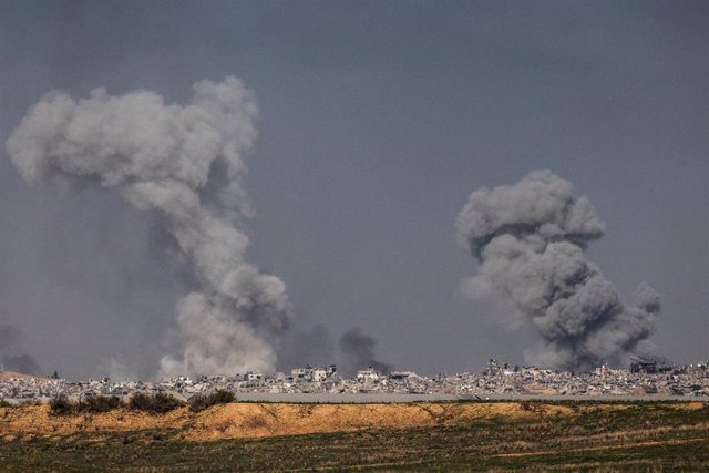 Columnas de humo a causa de varios bombardeos del Ejército de Israel contra la Franja de Gaza (archivo)