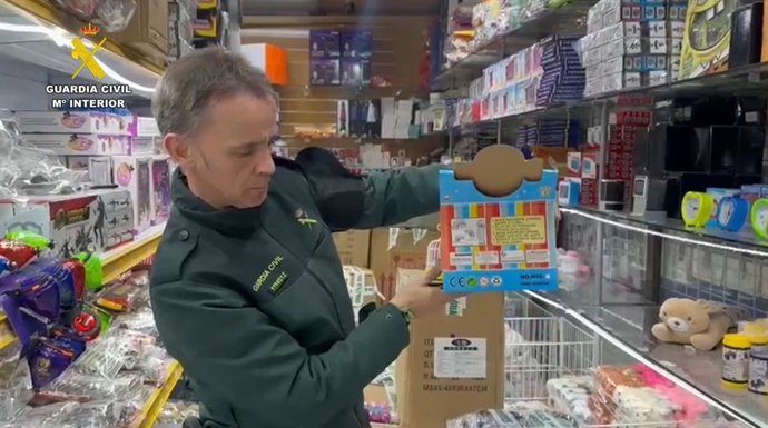 La Guardia Civil interviene casi 600.000 juguetes en la campaña navideña en establecimientos