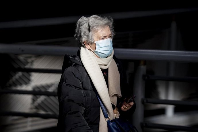 Archivo - Una mujer con mascarilla.