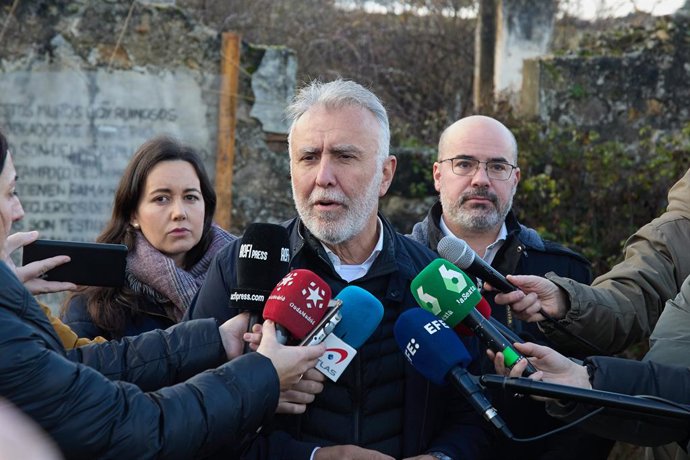 (I-D) La alcaldesa de Soto del Real, Noelia Barrado, el ministro de Política Territorial y Memoria Democrática, Ángel Víctor Torres, y el delegado del Gobierno en la Comunidad de Madrid, Francisco Martín, atienden a los medios de comunicación durante su