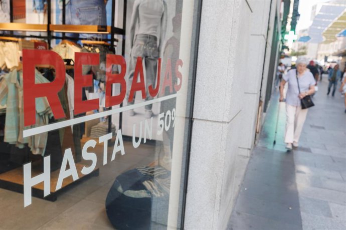 Archivo - Cartel de rebajas en un escaparate de una tienda