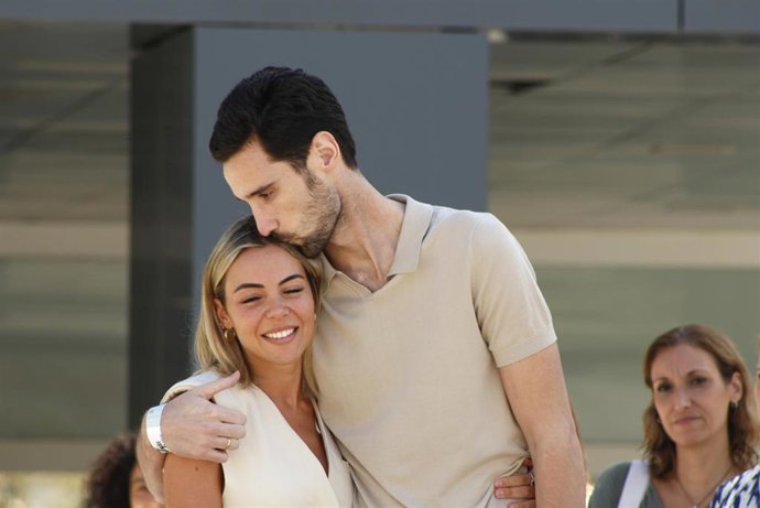 Archivo - Sergio Rico en el momento de salir del hospital junto a su mujer Alba