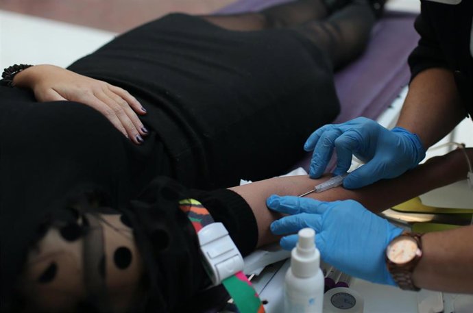 Archivo - Un sanitario extrae sangre a un donante en el maratón extraordinario de donación de sangre, en la Real Casa de Correos, a 20 de enero de 2022, en Madrid (Espa