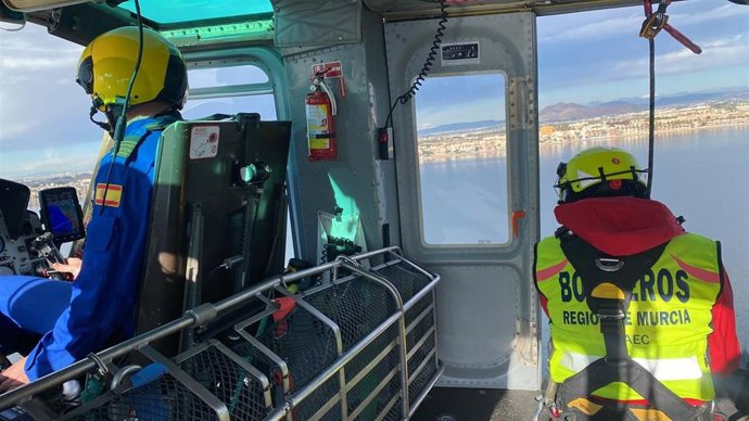 La Dirección General de Emergencias moviliza un helicóptero para buscar al joven desaparecido en el Mar Menor