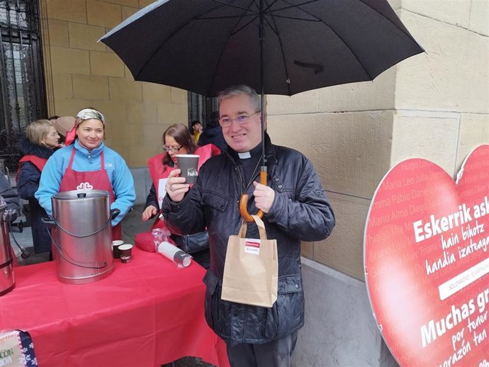 El obispo de San Sebastián, Fernando Prado, con su porción de rosco solidario de Caritas Gipuzkoa