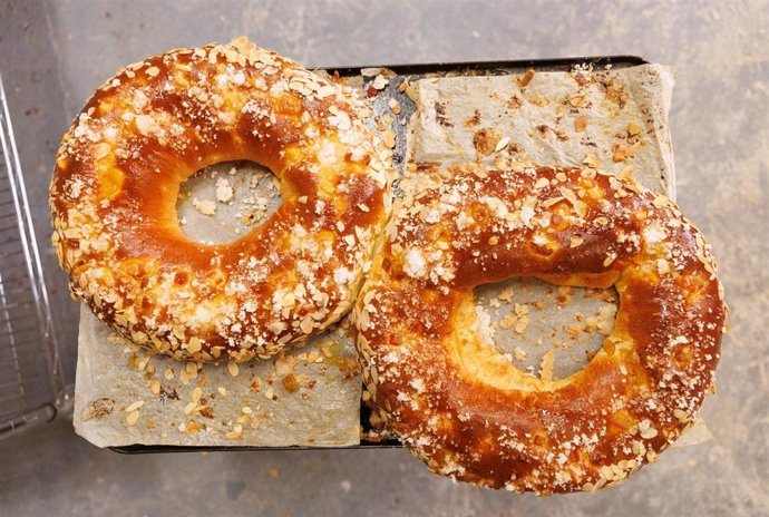 Archivo - Dos roscones en una bandeja en la pastelería Panadarío 