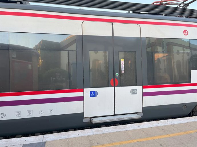 Archivo - Vagón especial para personas con discapacidad y/o movilidad reducida en un tren de Cercanías de Renfe.