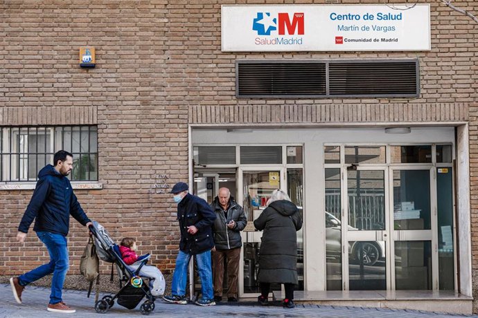 Un hombre sale con mascarilla del centro de salud Martín de Vargas, a 5 de enero de 2024