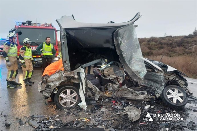 Heridos dos conductores tras un choque frontal en la A-127, en el término municipal de Tauste (Zaragoza).