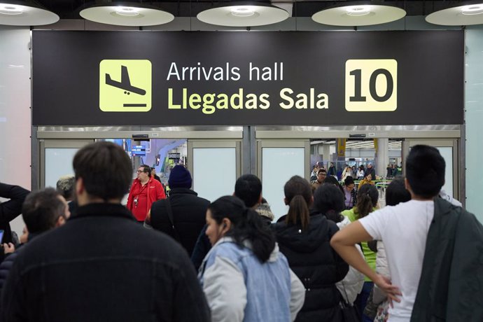 Varios viajeros en el Aeropuerto Adolfo Suárez-Madrid Barajas.