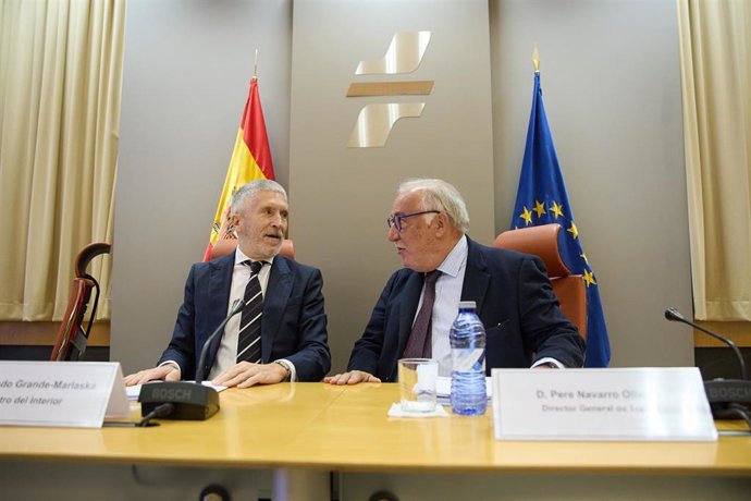 El ministro del Interior, Fernando Grande-Marlaska (i), presenta junto al director general de Tráfico, Pere Navarro (d), el balance de siniestralidad vial de 2023,