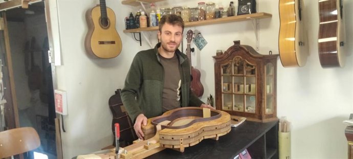 El luthier belga Johannes TKindt en su taller.