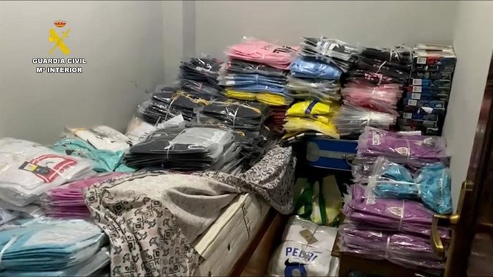 Prendas incautadas por la Guardia Civil en un oeprativo contra una banda criminal que operaba en Bizkaia