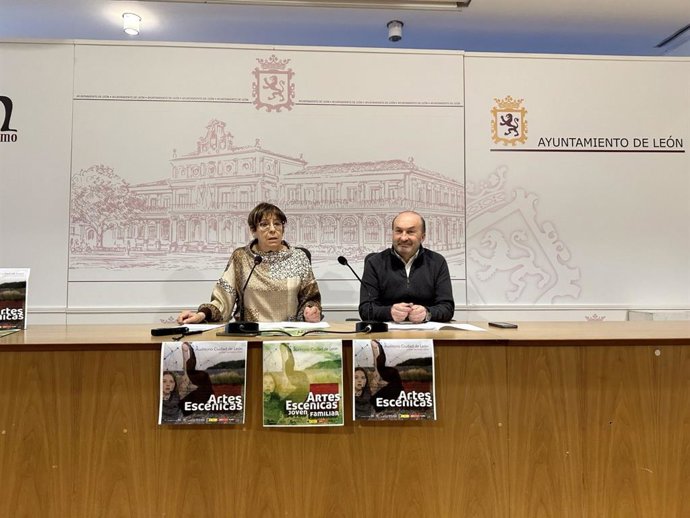 La Concejala De Acción Y Promoción Cultural En El Ayuntamiento De León, Elena Aguado, Y El Responsable De La Programación Del Auditorio Ciudad De León, En El Acto De Presentación De La Nueva Temporada