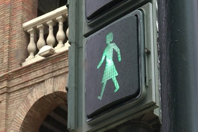 Archivo - Semáforo paritario en Valencia