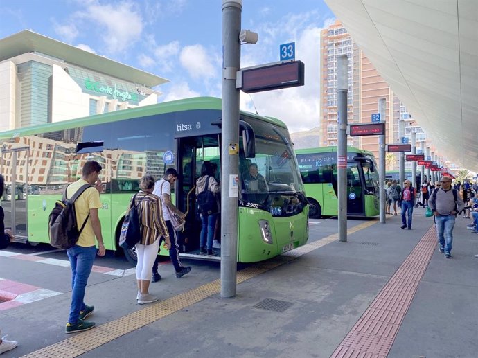 Archivo - Pasajeros hacen cola para subirse a la guagua en el Intercambiador de Santa Cruz de Tenerife