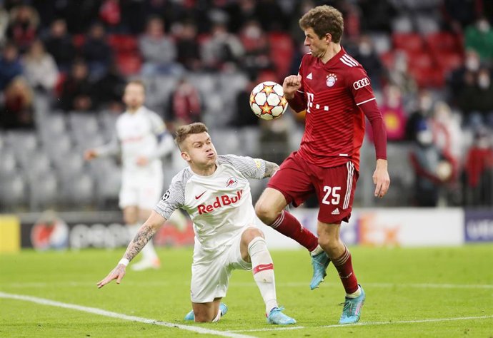 Archivo - Kamil Piatkowski disputando un balón con Thomas Müller.