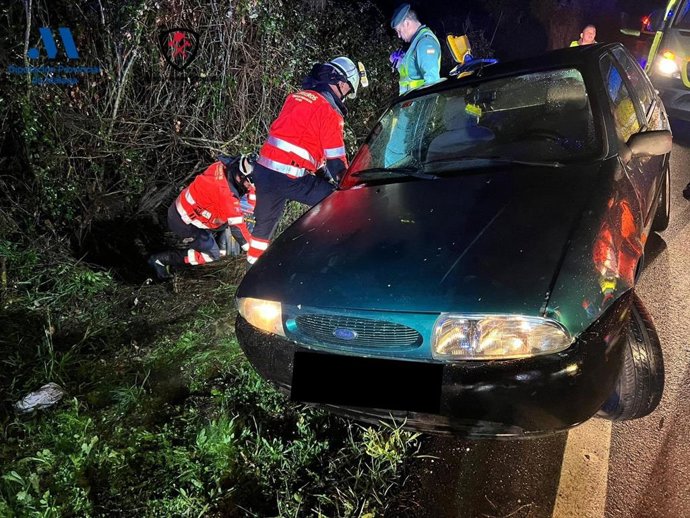 Efectivos del CPB rescatan a un hombre que, tras sufir un accidente, salió por la ventanilla y cayó unos cinco metros de profundidad