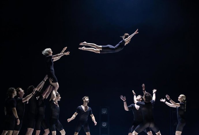 Archivo - Imagen del espectáculo de la compañía australiana Circa Contemporary Circus 'Humans 2.0', una propuesta de danza contemporánea, teatro físico y circo que explora las "capacidades sobrehumanas" y que se podrá ver en el Teatre Coliseum de Barcel
