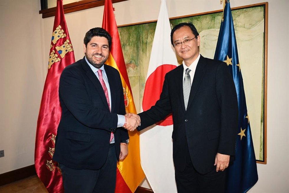 El presidente de la Comunidad, Fernando López Miras, recibe al nuevo embajador de Japón en España, Takahiro Nakamae