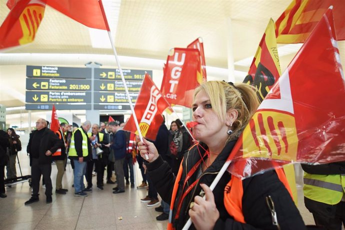 Trabajadora en la concentración de UGT y CC.OO de Catalunya en el Aeropuerto de Barcelona-El Prat