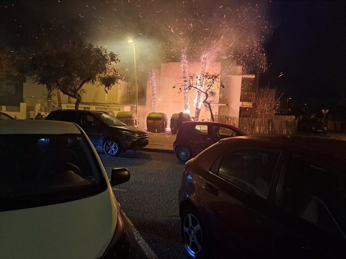 Un incendio de contenedores en Ibiza prende fuego a árboles.