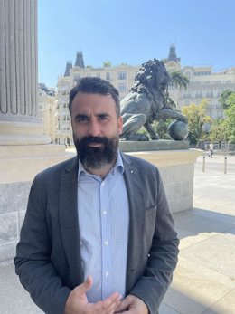 Archivo - Alberto Mayoral (PSOE), ante el Congreso de los Diputados, en una imagen de archivo.