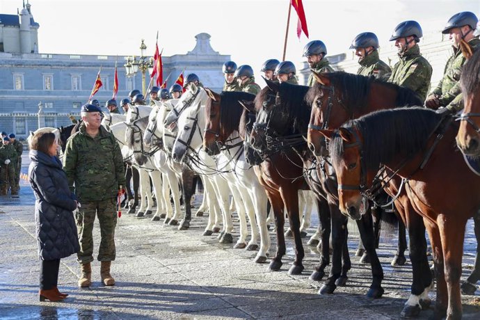 La ministra de Defensa, Margarita Robles, visita a la Guardia Real en el Palacio Real en Madrid.