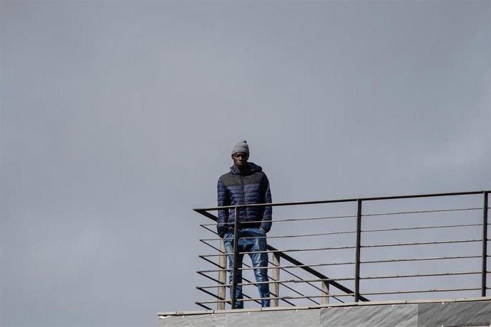 Archivo - Un migrante que llegó en patera a Canarias durante esta crisis migratoria en la CREADE de Pozuelo de Alarcón, a 27 de octubre de 2023, en Pozuelo de Alarcón, Madrid (España). Unos 250 migrantes han llegado ya a la Comunidad de Madrid, concreta