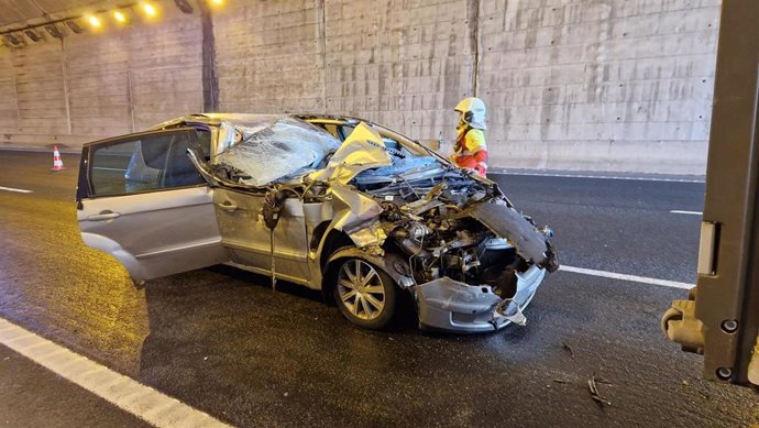 Accidente de tráfico tras la colisión de un camión y un turismo.
