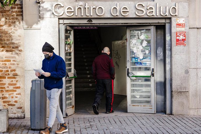 Un hombre entra en el Centro de Salud de Lavapiés, a 5 de enero de 2024