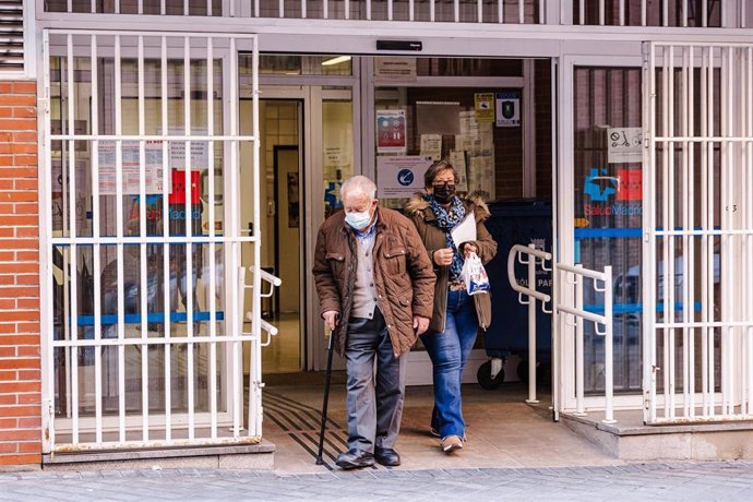 Un hombre con mascarilla por el centro de salud de Embajadores,