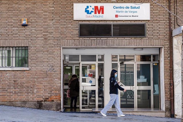 Una mujer con una mascarilla en la cara a su salida de un centro de salud, a 8 de enero de 2024, en Madrid (España). 