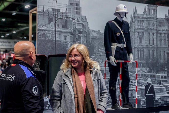 La vicealcaldesa de Madrid y delegada de Seguridad y Emergencias, Inma Sanz, durante una visita a la XIII edición del salón Juvenalia, en la Feria de Madrid, IFEMA,