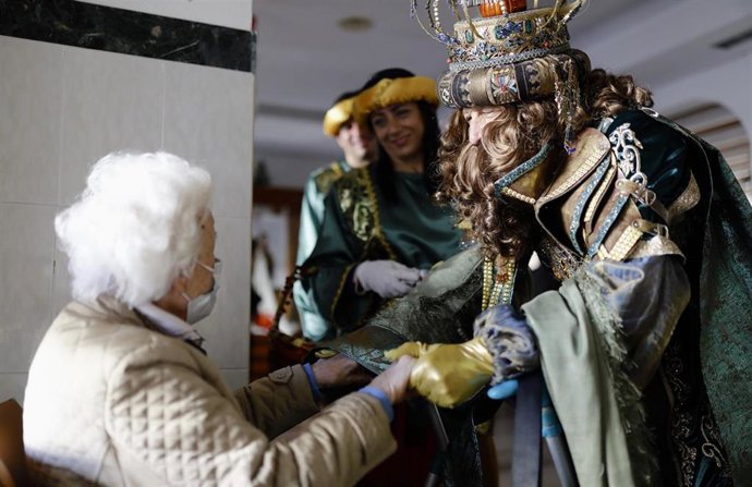 El Rey Melchor en su visita a una de las residencias de ancianos de Huelva.