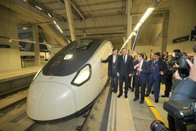 El ministro Óscar Puente llega a Vigo, acompañado de los Reyes Magos, en un tren Avril serie 106 en pruebas, a 5 de enero de 2024.