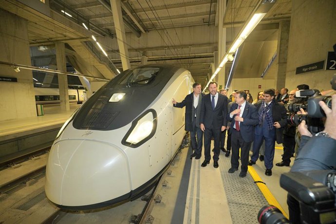 (I-D) El candidato del PsdeG a la Xunta, Xosé Ramón Gómez Besteiro; el ministro de Transportes y Movilidad Sostenible, Óscar Puente y el alcalde de Vigo, Abel Caballero, tras la llegada del primer Avril en pruebas a la estación Vigo, a 5 de enero de 202