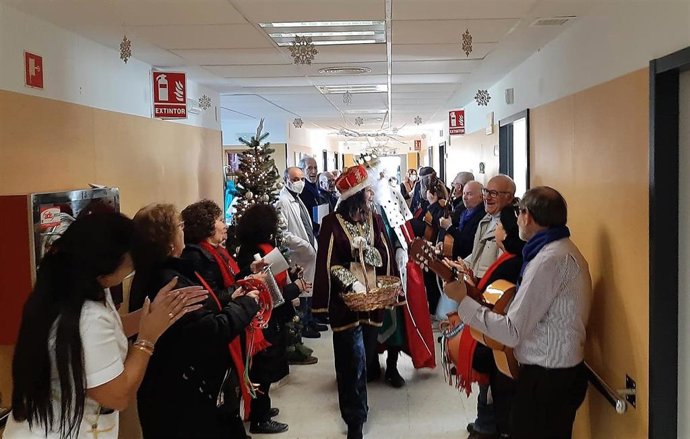 Los Reyes Magos en uno de los pasillos del Hospital Infanta Elena de Huelva.