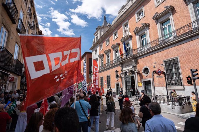 Archivo - Imagen de archivo de una manifestación de funcionarios de Justicia frente al Ministerio de Justicia el pasado junio.