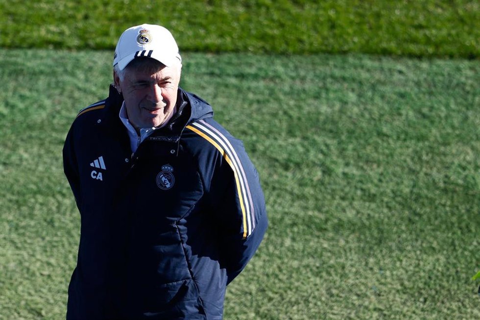 Carlo Ancelotti durante un entrenamiento con el Real Madrid.