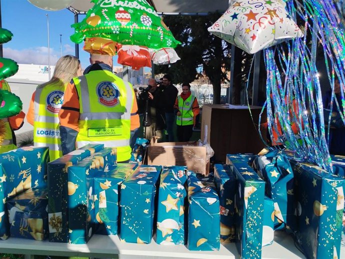 Reparto de regalos en Las Caracolas